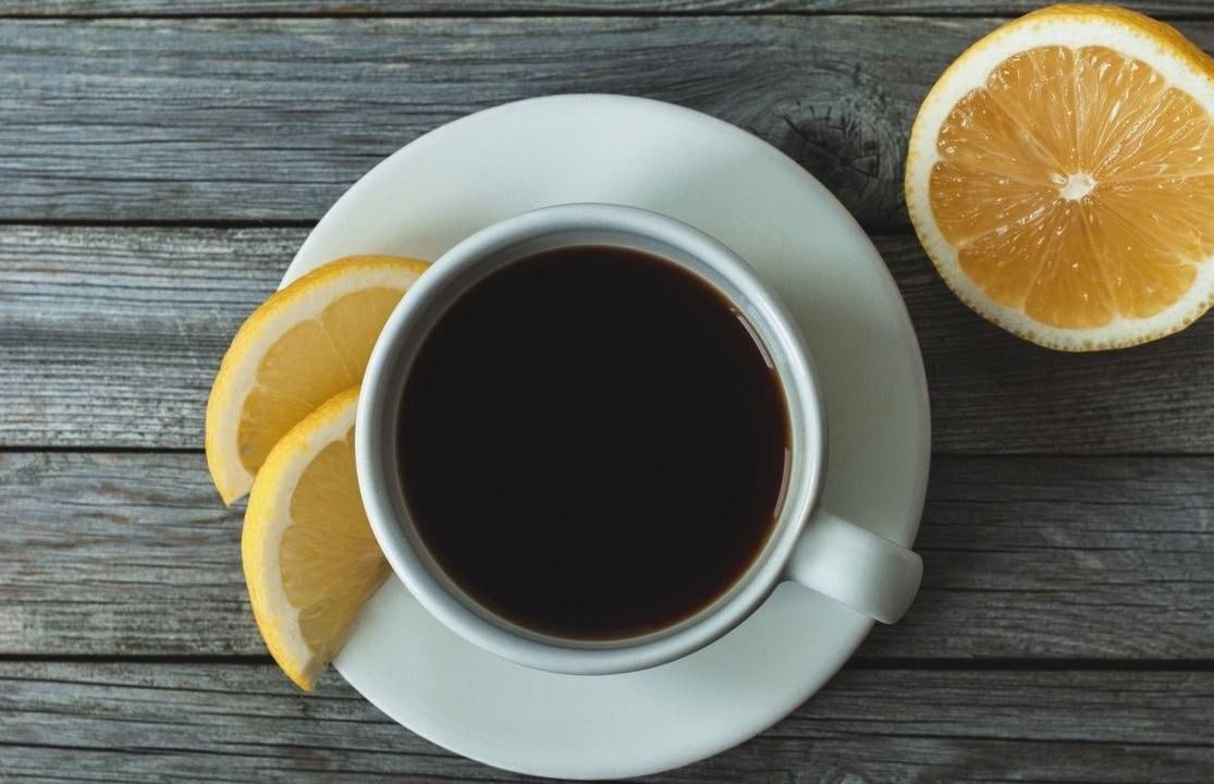 Mis juhtub, kui juua kohvi sidruniga?